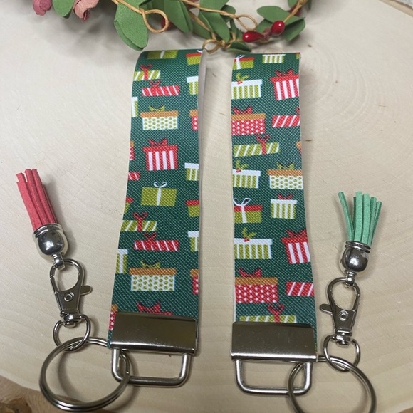 Christmas Presents Holiday Green Keychain Wristlets (price is for 1) - Picture 2 of 3